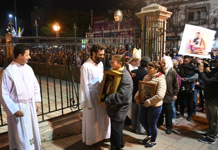 San Cayetano, miles de personas van a mostrarle su fe al santo.