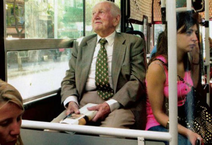 Incluso después de la coronación de Máxima, los Zorreguieta intentaron pasar desapercibidos. Por caso, su padre viajaba en colectivo por la Ciudad.