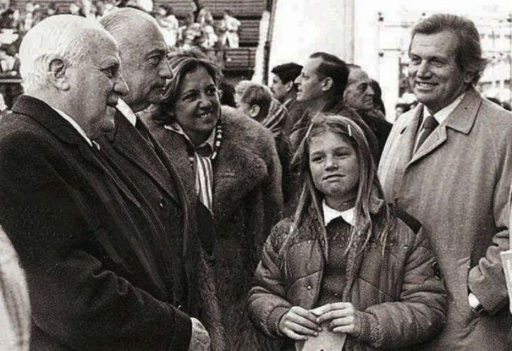 Zorreguieta y Máxima en su infancia. La corona real holandesa no vio con buenos ojos el pasado político del padre de la reina.