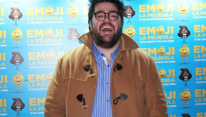 Dario Barassi le pone la voz a Popo en Emoji la película