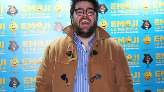 Dario Barassi le pone la voz a Popo en Emoji la película