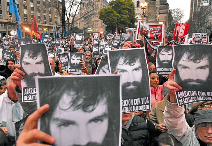 Reclamo. Miles de personas marcharon ayer a Plaza de Mayo para exigir la aparición con vida del joven. Su hermano, Sergio, dijo que la búsqueda es “una vergüenza”.