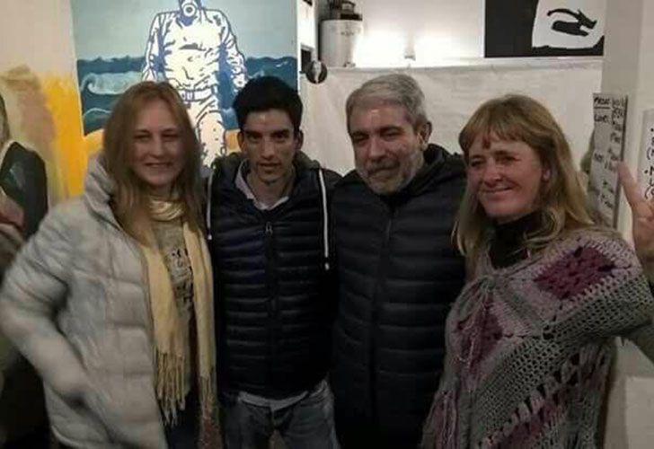 Aníbal Fernández charla con un puñado de vecinos de la ciudad bonaerense de Colón. Todavía conserva un grupo de fieles seguidores que lo defiende