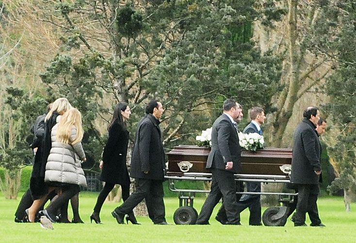 Familia. La reina al finalizar la ceremonia, junto a su esposo, el rey Guillermo, y una de sus hijas, Alexia. Al entierro asistieron casi 200 personas durante toda la jornada.