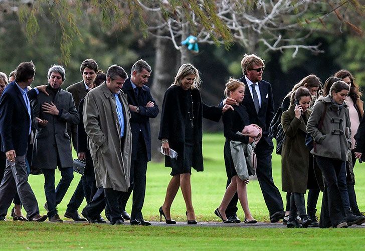 La reina al finalizar la ceremonia, junto a su esposo, el rey Guillermo, y una de sus hijas, Alexia. Al entierro asistieron casi 200 personas durante toda la jornada