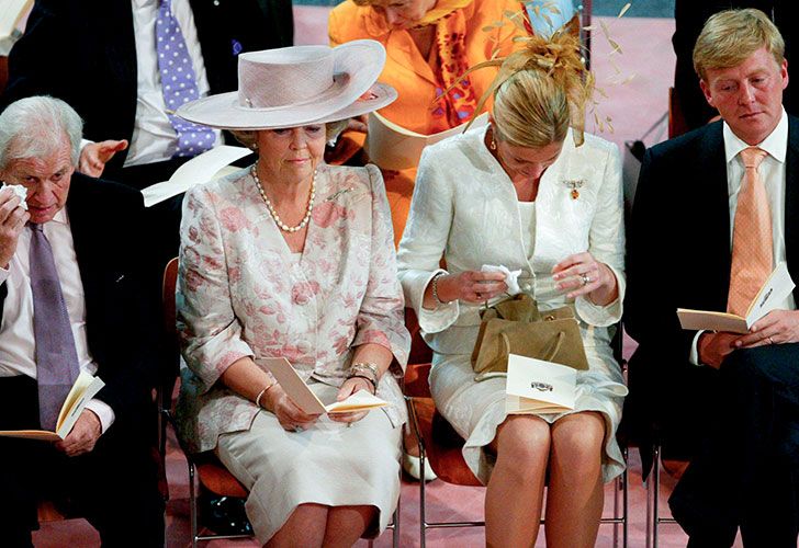 La reina al finalizar la ceremonia, junto a su esposo, el rey Guillermo, y una de sus hijas, Alexia. Al entierro asistieron casi 200 personas durante toda la jornada