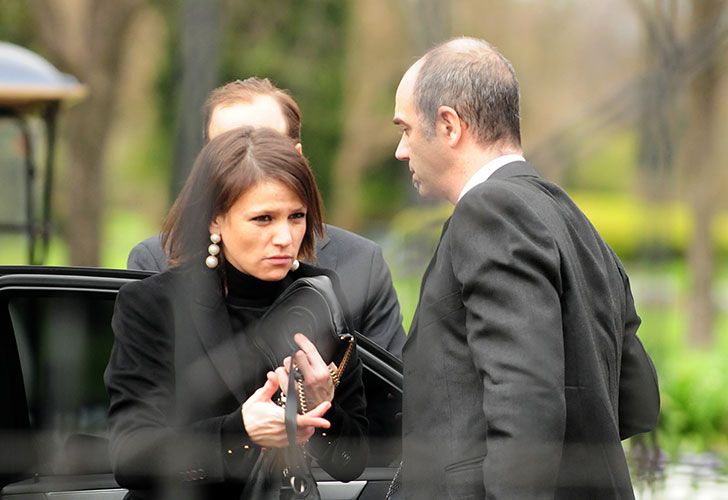 La reina al finalizar la ceremonia, junto a su esposo, el rey Guillermo, y una de sus hijas, Alexia. Al entierro asistieron casi 200 personas durante toda la jornada