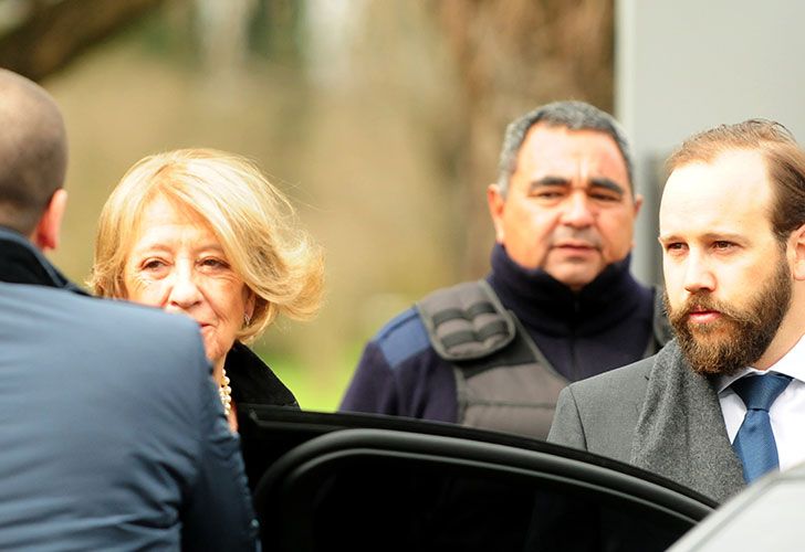 La reina al finalizar la ceremonia, junto a su esposo, el rey Guillermo, y una de sus hijas, Alexia. Al entierro asistieron casi 200 personas durante toda la jornada