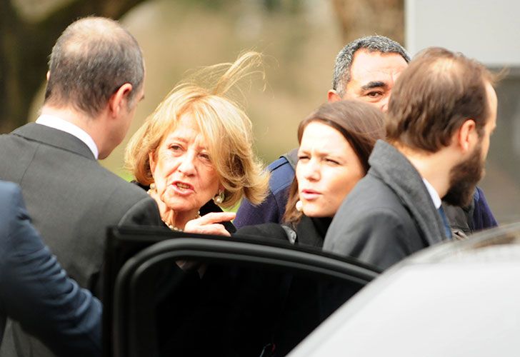 La reina al finalizar la ceremonia, junto a su esposo, el rey Guillermo, y una de sus hijas, Alexia. Al entierro asistieron casi 200 personas durante toda la jornada