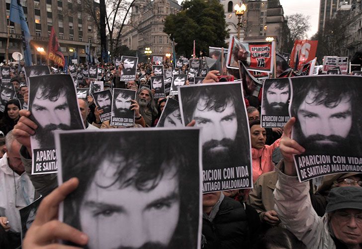 Miles de personas marcharon ayer a Plaza de Mayo para exigir la aparición con vida del joven. Su hermano, Sergio, dijo que la búsqueda es “una vergüenza”.