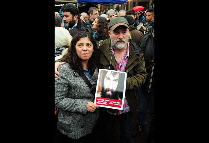 Miles de personas marcharon ayer a Plaza de Mayo para exigir la aparición con vida del joven. Su hermano, Sergio, dijo que la búsqueda es “una vergüenza”.