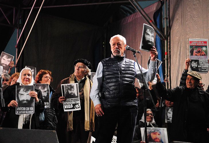 Miles de personas marcharon ayer a Plaza de Mayo para exigir la aparición con vida del joven. Su hermano, Sergio, dijo que la búsqueda es “una vergüenza”.