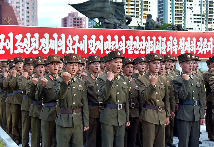 El mandatario estadounidense amenazó con una respuesta “nunca antes vista” si Pyongyang dispara cuatro misiles balísticos hacia su territorio. Analistas advierten que el conflicto habría llegado a un “punto de no retorno”.