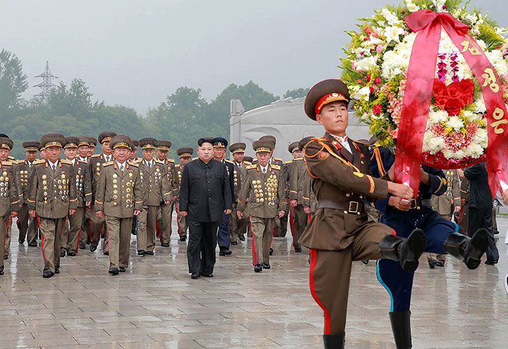 El mandatario estadounidense amenazó con una respuesta “nunca antes vista” si Pyongyang dispara cuatro misiles balísticos hacia su territorio. Analistas advierten que el conflicto habría llegado a un “punto de no retorno”.