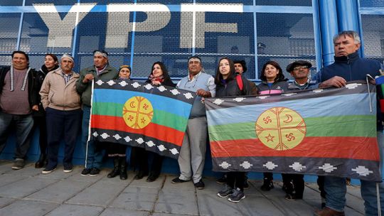 Las empresas negocian en forma particular con las comunidades y denuncian pérdidas millonarias por bloqueos de rutas. Los indígenas ostentan reconocimientos territoriales