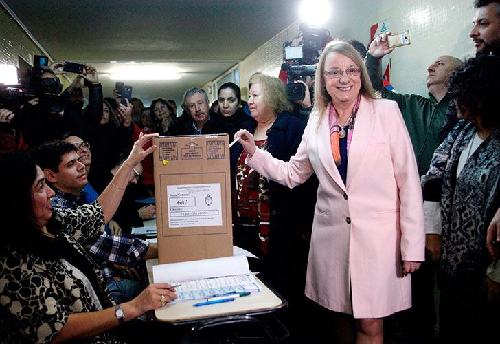 La gobernadora de Santa Cruz, Alicia Kirchner emite su voto durante las elecciones legislativas, primarias, abiertas, simultáneas y obligatorias (PASO) en la Escuela N° 11 ''Revolución de Mayo'' de Rio Gallegos.