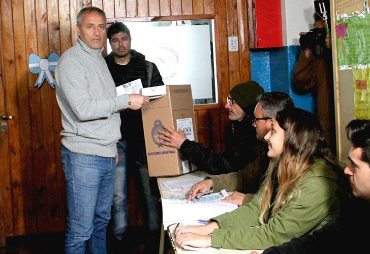 Votación del precandidato a diputado de Cambiemos Héctor Baldassi en el Instituto Secundario Salsipuedes. Foto: Prensa Cambiemos