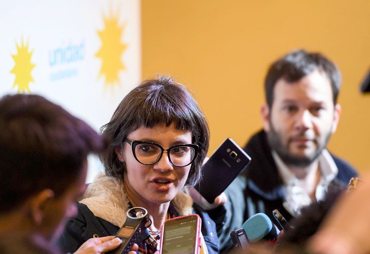 La candidata a diputada por Unidad Ciudadana Gisela Marziotta brinda declaraciones a la prensa en el bunker de su espacio.