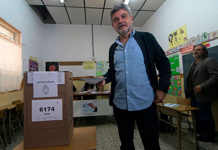 El precandidato a diputado nacional de la Ciudad de Buenos Aires por Unidad Porteña, Daniel Filmus, emite su voto en la escuela Nº 12 de Conde 943 en el barrio de Colegiales.