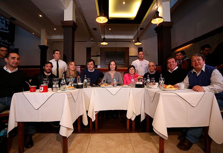 La gobernadora, María Eugenia Vidal, junto a los candidatos en un desayuno en Haedo.