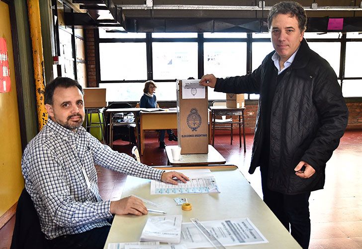 El ministro de Hacienda, Nicolás Dujovne, emite su voto para las PASO 2017, en una escuela del barrio de Belgrano.