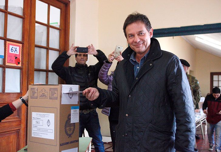 El precandidato a senador, Eduardo Costa, emite su voto durante las elecciones legislativas, primarias, abiertas, simultáneas y obligatorias (PASO) en Río Gallegos.