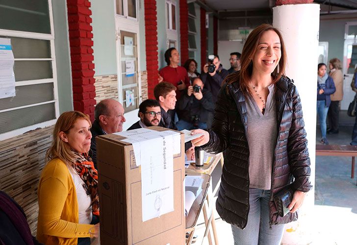 La gobernadora emite su voto