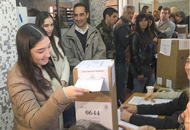 Las hijas de Maria Eugenia Vidal con su padre