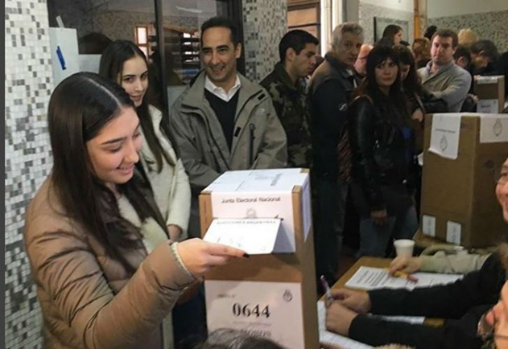 Camila, la hija de la gobernadora María Eugenia Vidal y del intendente de Morón, Ramiro Tagliaferro, votó por primera vez este domingo.