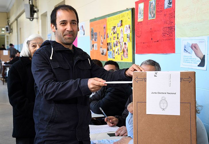 Itai Hagman, precandidato a diputado por Ahora Buenos Aires, en el Frente de Unidad Porteña, emite su voto en una escuela del barrio de San Cristóbal, Entre Ríos al 1300.