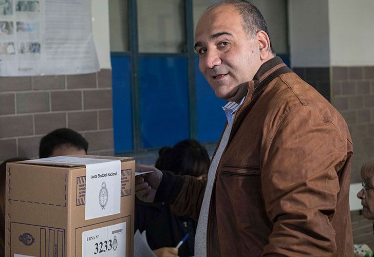 El gobernador de Tucumán, Juan Manzur, vota en el colegio El Salvador de la localidad de Yerba Buena.