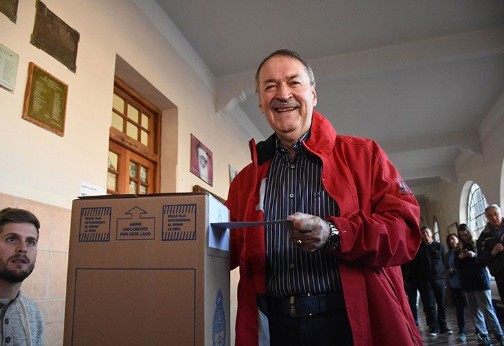 El gobernador Juan Schiaretti votando en el Instituto Villada.