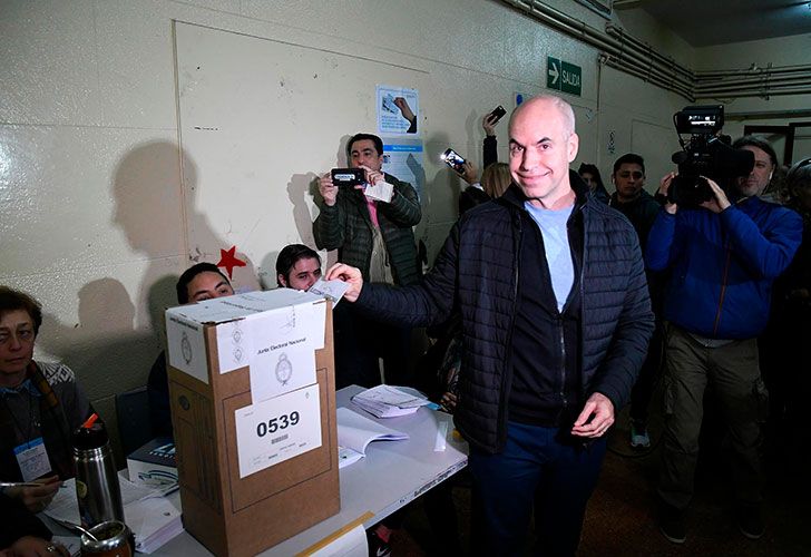 El jefe de Gobierno porteño, Horacio Rodríguez Larreta emite su voto en la Facultad de Derecho.