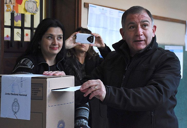 El embajador argentino en Ecuador, Luis Juez, emite su voto en una escuela del barrio Alberdi de la capital cordobesa.