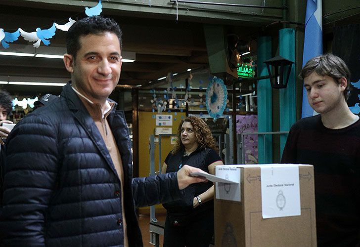 Matías Tombolini vota en el barrio de Almagro.