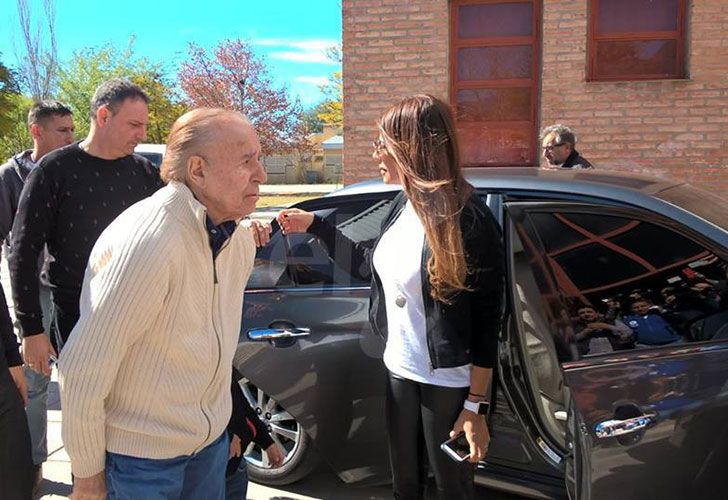 El precandidato a senador por la lista La Rioja Federal llegó, acompañado de su hija Zulemita y nietos, a la escuela Caudillos Riojanos en el barrio Libertado a emitir su voto.