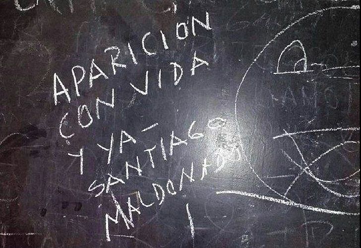 En distintos colegios se ve la leyenda de que aparezca con vida Santiago Maldonado