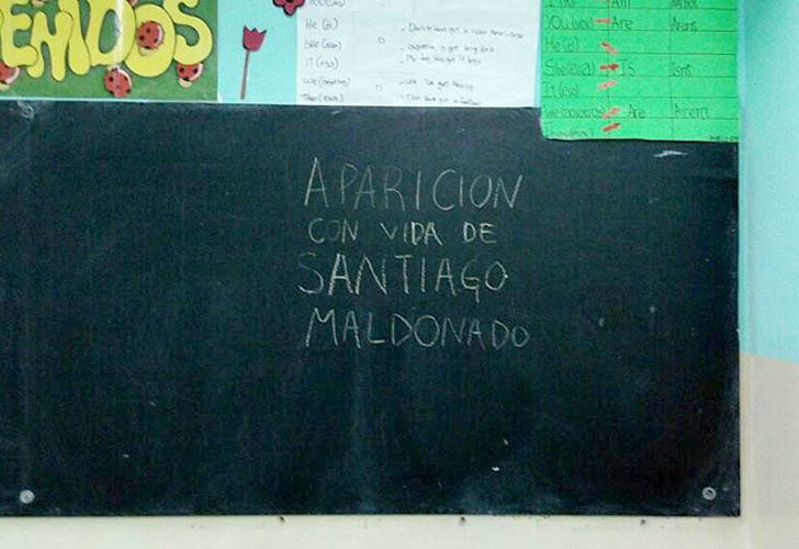 En distintos colegios se ve la leyenda de que aparezca con vida Santiago Maldonado