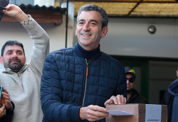 Florencio Randazzo emite su voto en la localidad de Gonnet