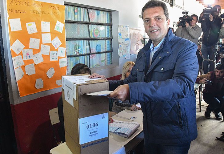 Sergio Massa, precandidato a senador nacional por la provincia de Buenos Aires por el espacio 1Pais, votando en la Escuela EP N° 19 de Rincon de Milberg en Tigre.