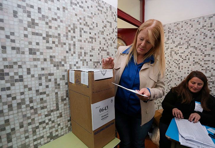 Margarita Stolbizer emite su voto en Castelar.