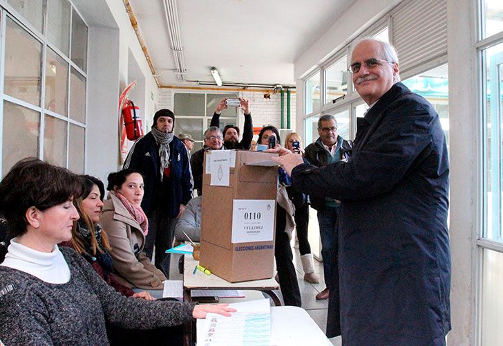 El precandidato a senador por Unidad Ciudadana en la provincia de Bs As Jorge Taiana, emite su voto en Vicente López.