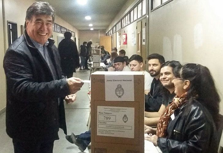 El ex secretario Legal y Técnico de la Presidencia, Carlos Zannini votó hoy en la Escuela Industrial Número 4 de Río Gallegos.