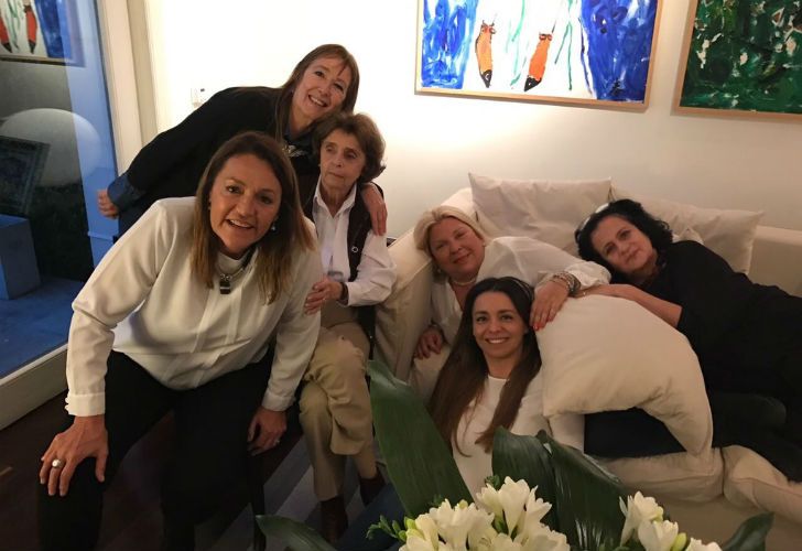 Carrió, previa con amigas antes del búnker.