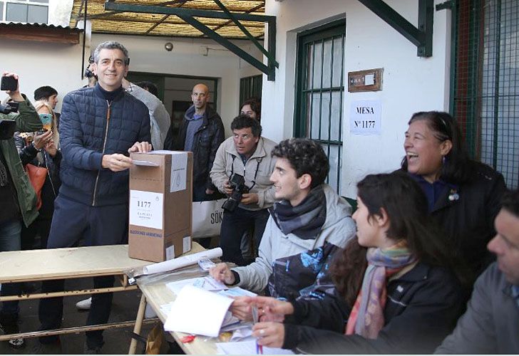 Florencion Randazzo emitiendo su voto bajo la fiscalización de su hijo