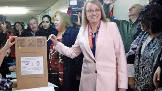 Vota la gobernadora Alicia Kirchner