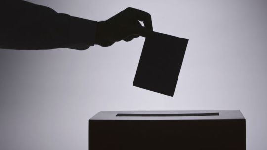 Tras las PASO, una elección más publicitaria, bajó el dólar y subieron las acciones.
