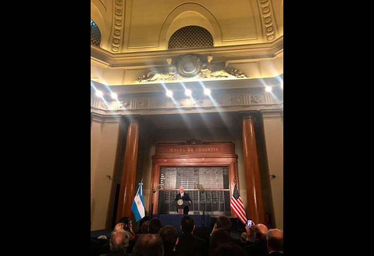 El vicepresidente de los Estados Unidos, Mike Pence, visita la Bolsa de Comercio local como una de las actividades que realiza en el país en el marco de su gira oficial.