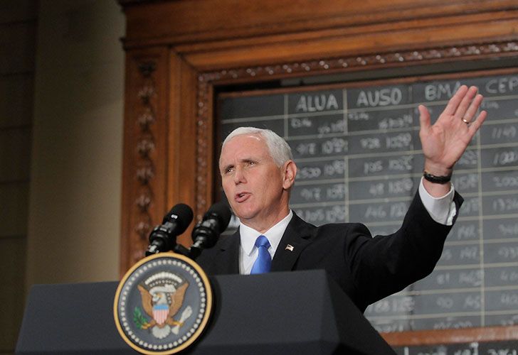 El vicepresidente de los Estados Unidos, Mike Pence, visita la Bolsa de Comercio local como una de las actividades que realiza en el país en el marco de su gira oficial.