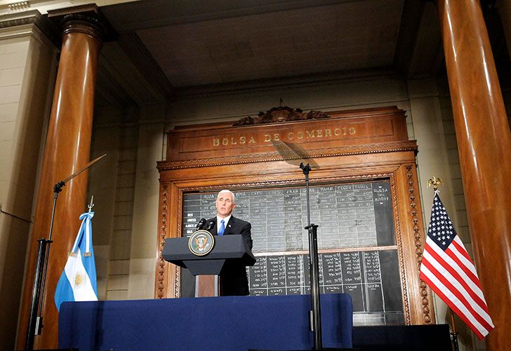 El vicepresidente de los Estados Unidos, Mike Pence, visita la Bolsa de Comercio local como una de las actividades que realiza en el país en el marco de su gira oficial.